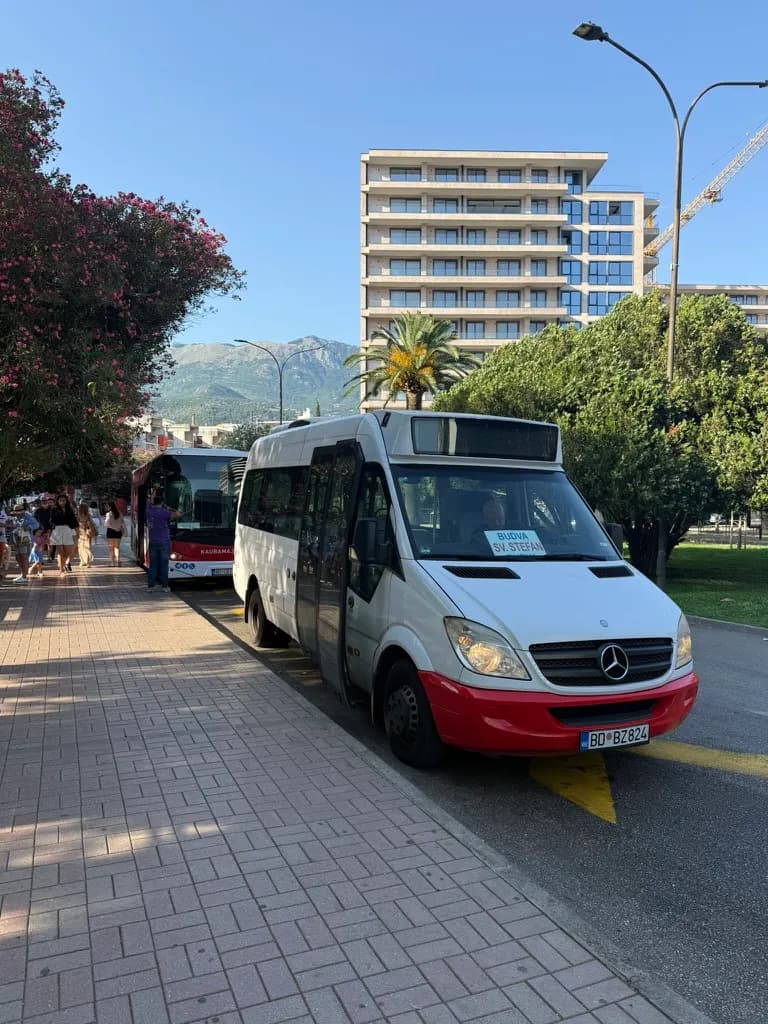 Bus Mediteran Express na przystanku na Riwierze Budvańskiej — mniejszy pojazd obsługujący te same lokalne linie.
