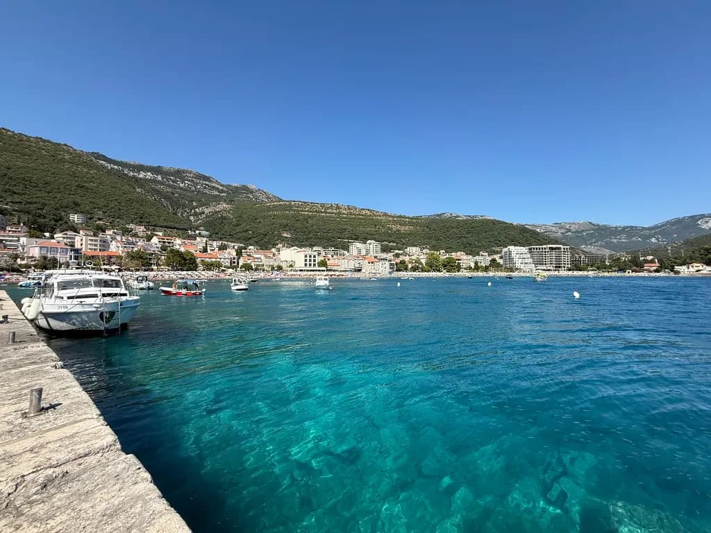 Nadmorska promenada i przejrzysta turkusowa woda w Petrovacu w Czarnogórze, kraniec linii autobusowej Budva – Petrovac.