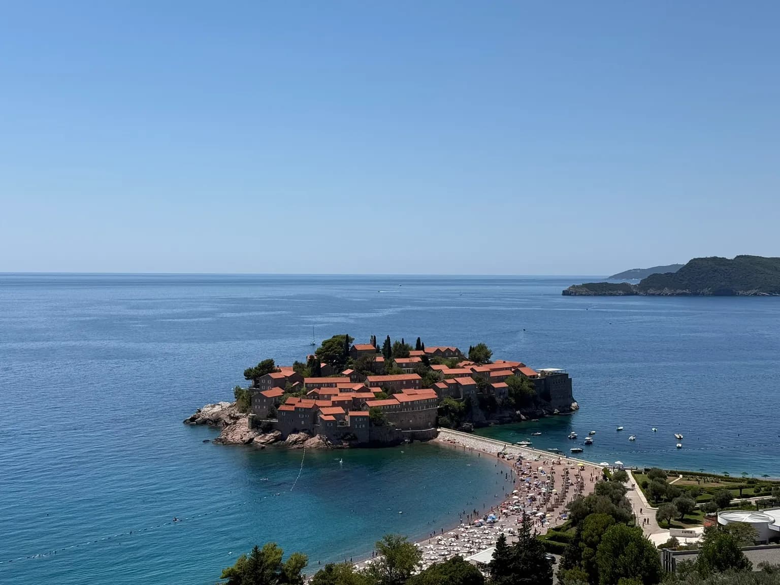 Wyspa Sveti Stefan i jej plaża w Czarnogórze, kraniec linii autobusowej Budva – Sveti Stefan.